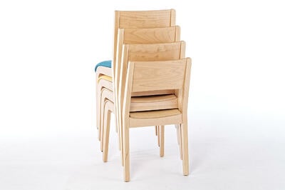Moderne Vollholzstühle mit Sitzpolster
